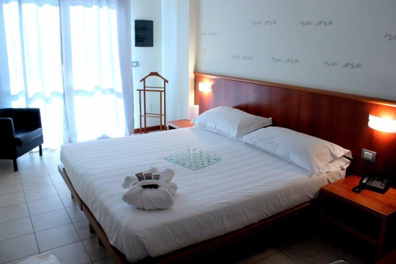 Leonardo Hotel Парма Экстерьер фото