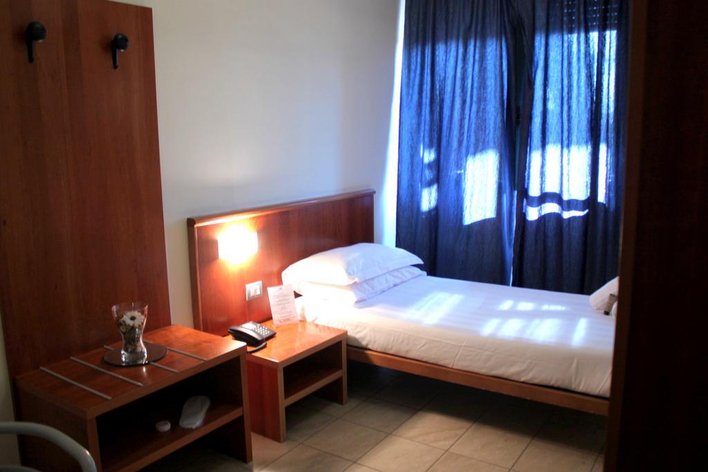 Leonardo Hotel Парма Экстерьер фото
